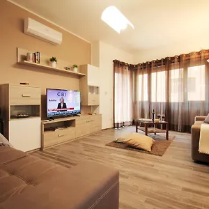Eur Bright Spacious Terraced With Private Parking Only For Small Cars Appartamento